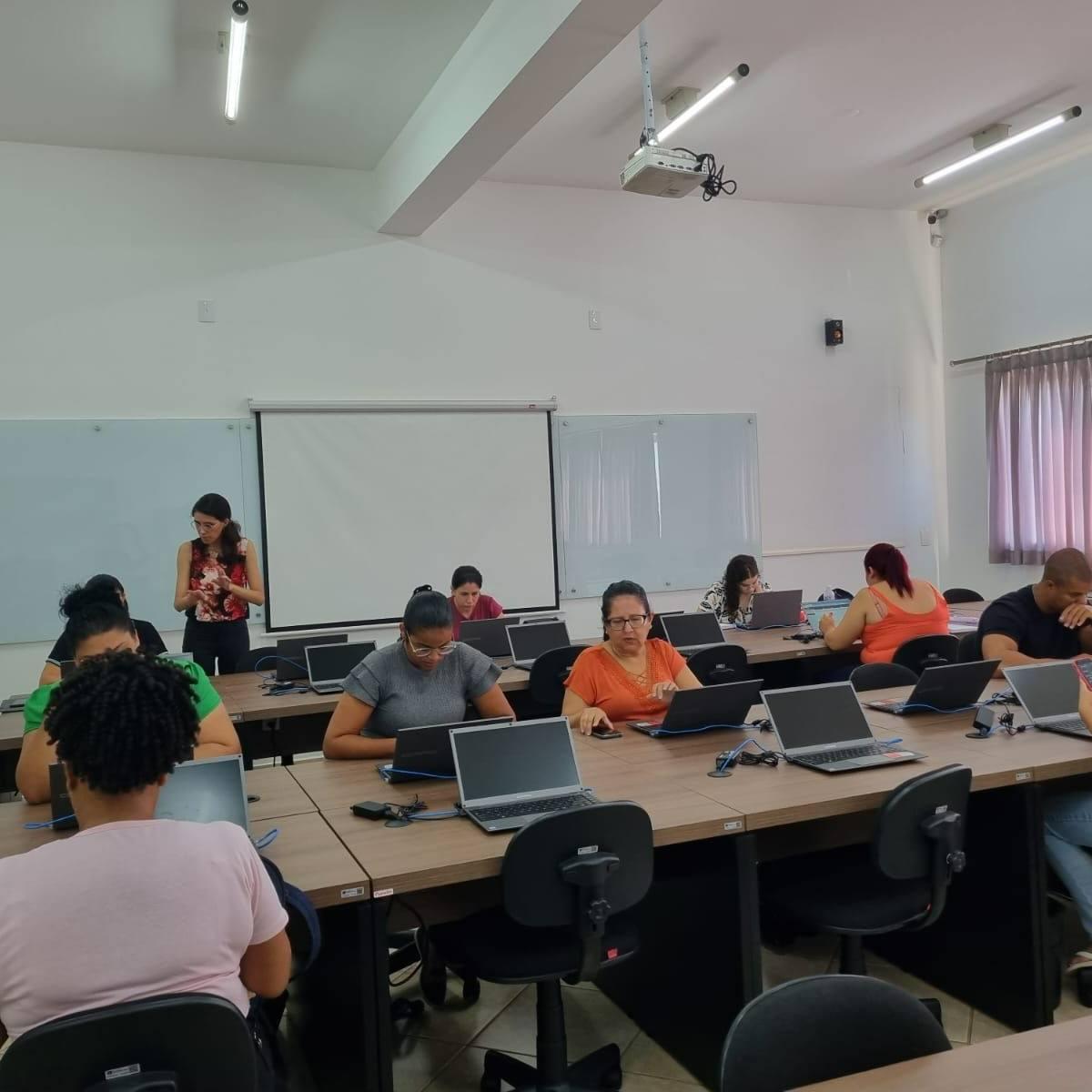 Alunos realizam atividades práticas presencial no fim de semana